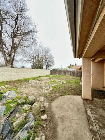 982 Cedarwood Street, Hanford, CA 93230