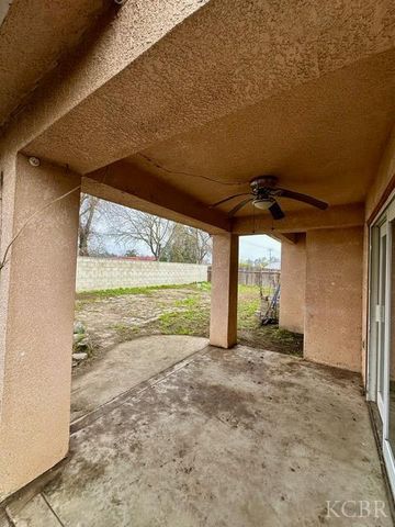 982 Cedarwood Street, Hanford, CA 93230