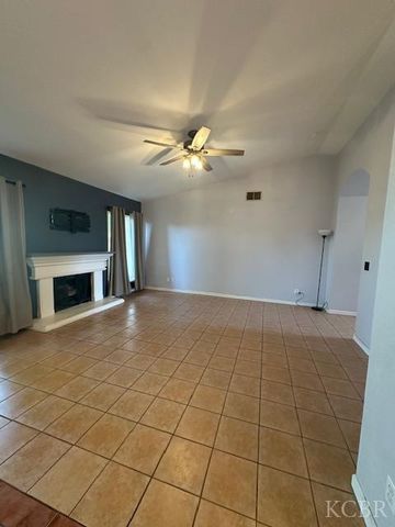 982 Cedarwood Street, Hanford, CA 93230