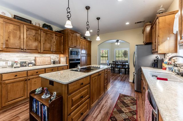 14 Wildwood Lake Dr, Huntsville, TX 77340