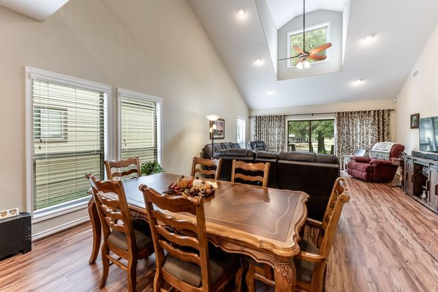 14 Wildwood Lake Dr, Huntsville, TX 77340