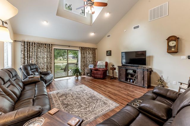 14 Wildwood Lake Dr, Huntsville, TX 77340