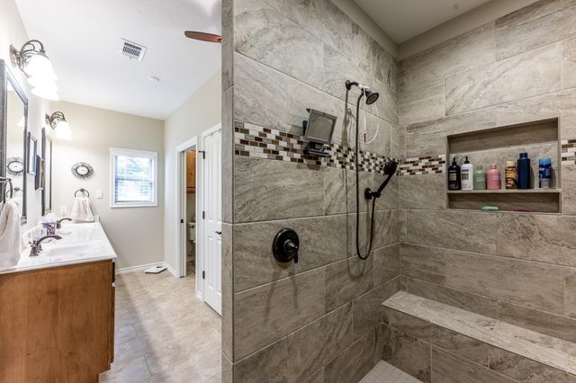 14 Wildwood Lake Dr, Huntsville, TX 77340