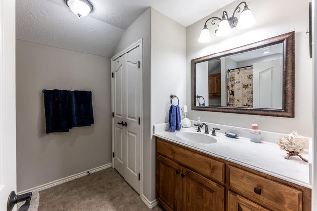 14 Wildwood Lake Dr, Huntsville, TX 77340