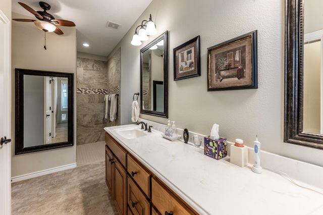 14 Wildwood Lake Dr, Huntsville, TX 77340