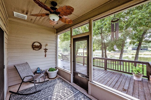14 Wildwood Lake Dr, Huntsville, TX 77340
