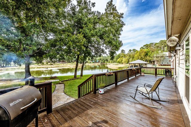 14 Wildwood Lake Dr, Huntsville, TX 77340