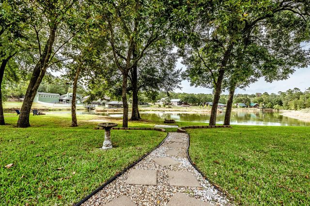 14 Wildwood Lake Dr, Huntsville, TX 77340