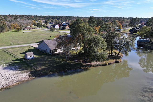 14 Wildwood Lake Dr, Huntsville, TX 77340