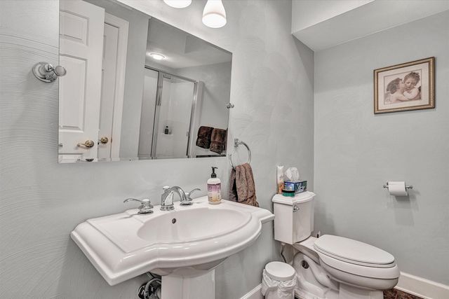 5671 Split Rail LN, Roanoke, VA 24018