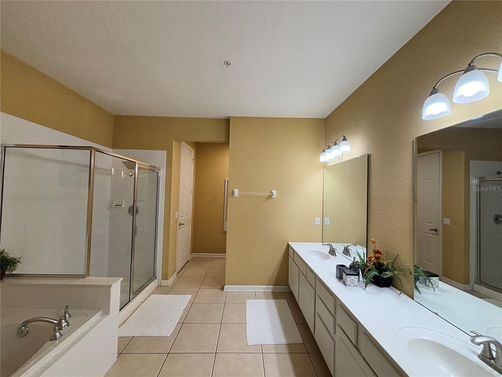 Image 11 of property listing at 5048 SHOREWAY LOOP 101, Orlando, FL 32819