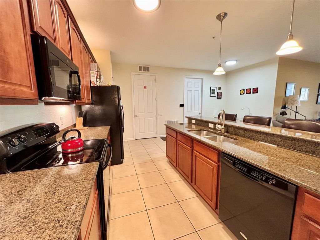 Image 6 of property listing at 5048 SHOREWAY LOOP 101, Orlando, FL 32819