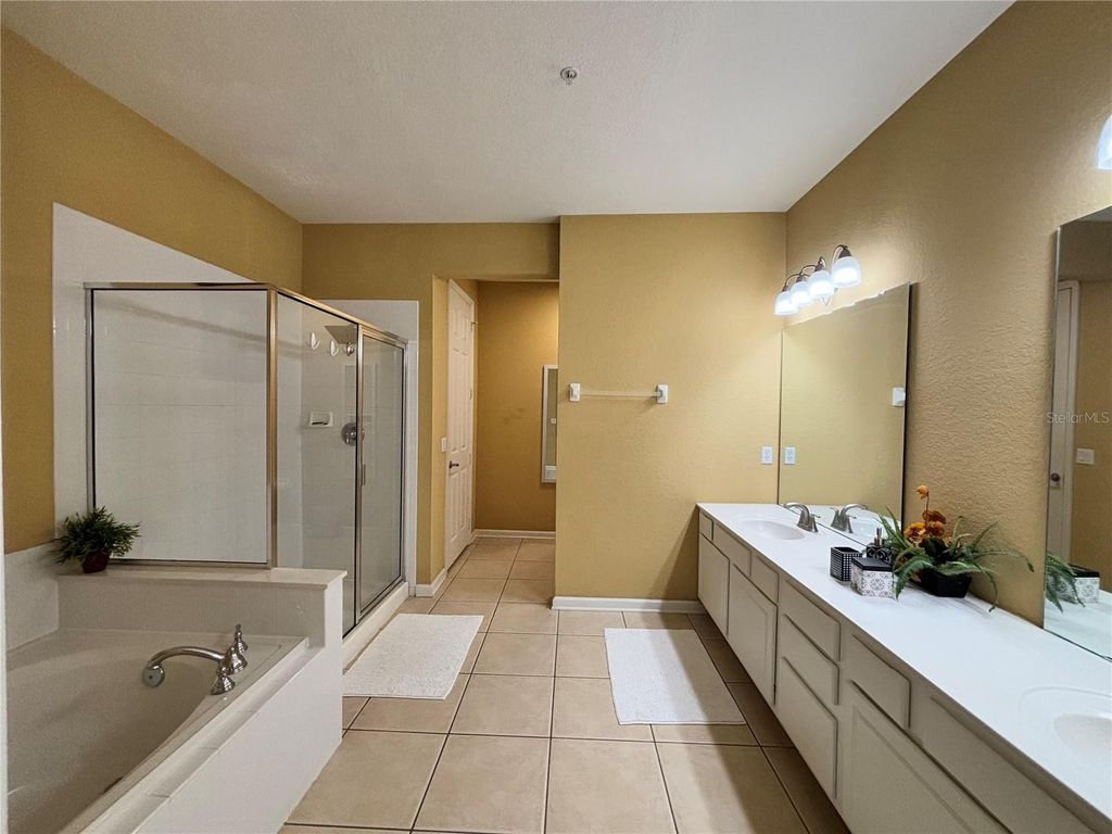 Image 10 of property listing at 5048 SHOREWAY LOOP 101, Orlando, FL 32819