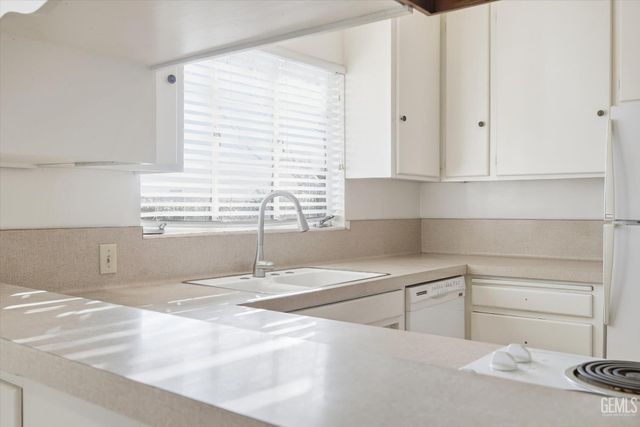 1316 Radcliffe Avenue, Bakersfield, CA 93305