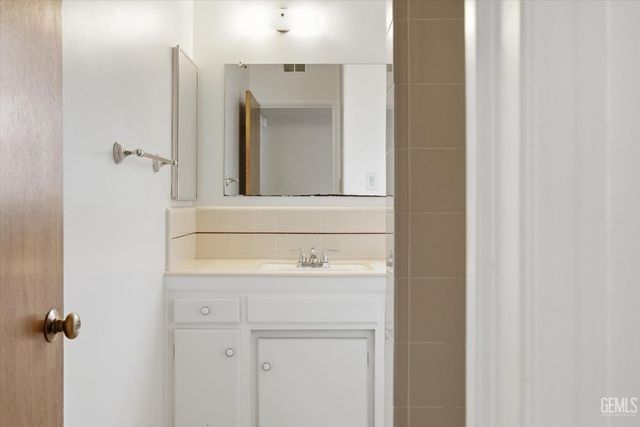 1316 Radcliffe Avenue, Bakersfield, CA 93305