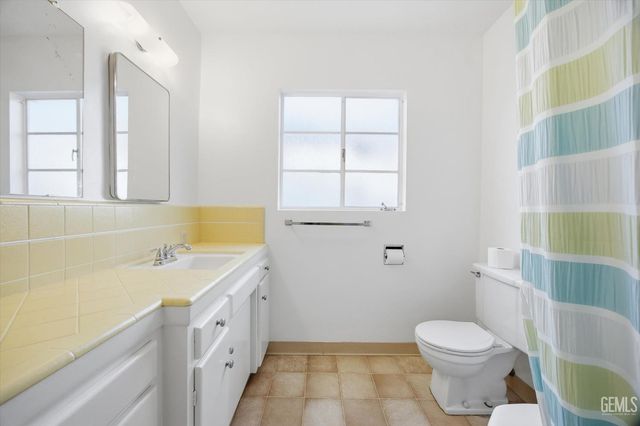 1316 Radcliffe Avenue, Bakersfield, CA 93305