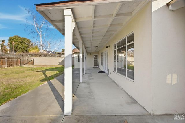 1316 Radcliffe Avenue, Bakersfield, CA 93305