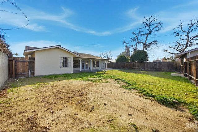 1316 Radcliffe Avenue, Bakersfield, CA 93305