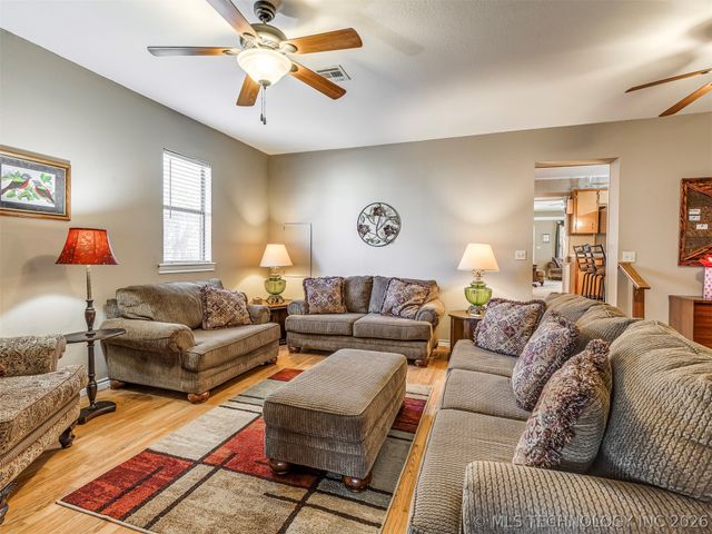 1123 E 9th Street, Okmulgee, OK 74447