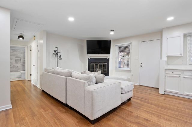 1534 IVY RD, Memphis, TN 38117