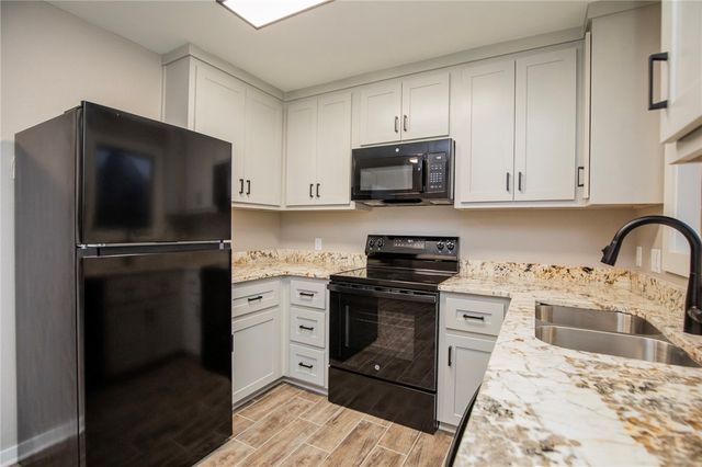 221 E Adobe Street, Fayetteville, AR 72703