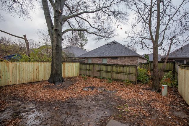 221 E Adobe Street, Fayetteville, AR 72703