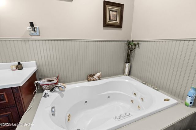 5102 Nancy Ave, Louisville, KY 40216