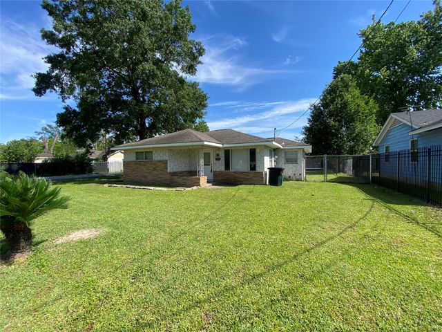 8038 Woodlyn Road, Houston, TX 77028