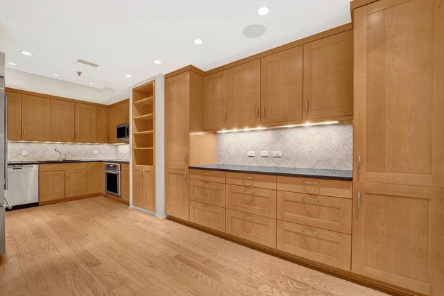 680 N Lake Shore Drive 518, Chicago, IL 60611