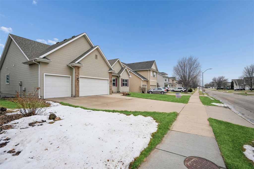 12912 Hammontree Drive, Urbandale, IA 50323
