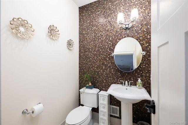 1016 Forest Glen, New Windsor, NY 12553