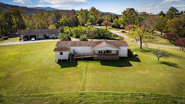 121,165 Orchard Boulevard, Blue Ridge, GA 30513