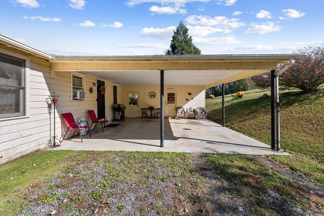 121,165 Orchard Boulevard, Blue Ridge, GA 30513