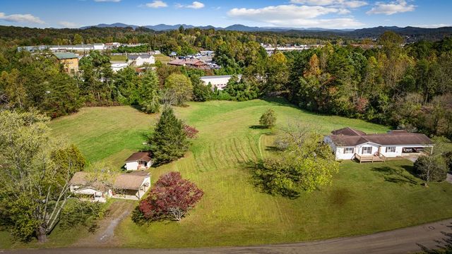 121,165 Orchard Boulevard, Blue Ridge, GA 30513