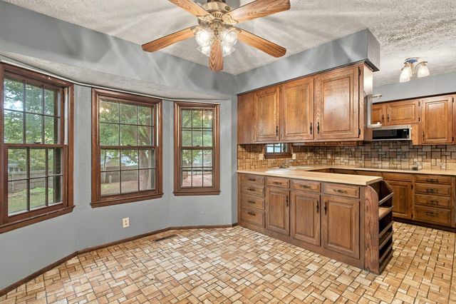 2924 S Chambery Avenue, Springfield, MO 65804