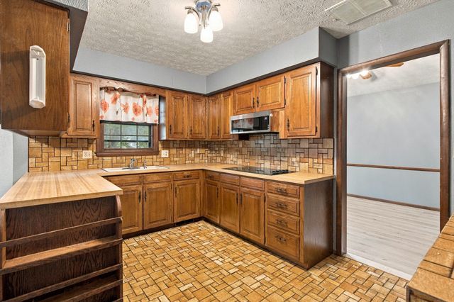2924 S Chambery Avenue, Springfield, MO 65804