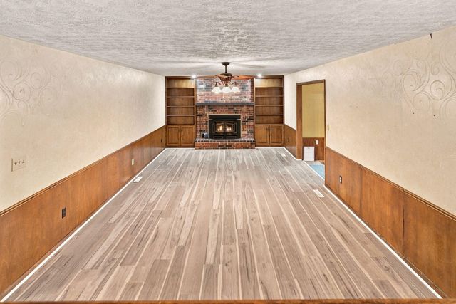 2924 S Chambery Avenue, Springfield, MO 65804