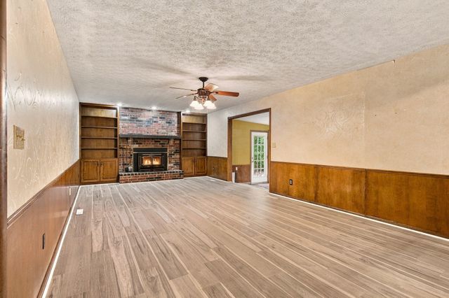 2924 S Chambery Avenue, Springfield, MO 65804
