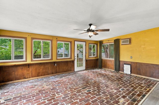2924 S Chambery Avenue, Springfield, MO 65804