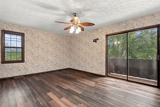 2924 S Chambery Avenue, Springfield, MO 65804