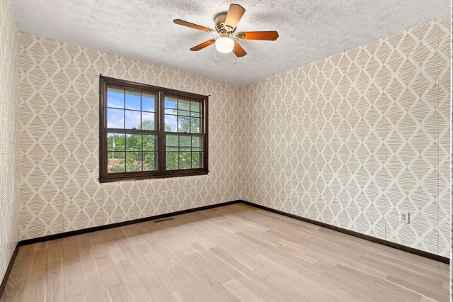 2924 S Chambery Avenue, Springfield, MO 65804