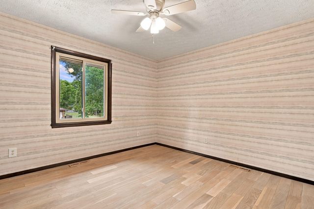2924 S Chambery Avenue, Springfield, MO 65804