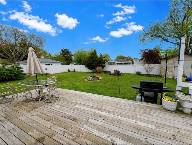 7 Bay Street, Center Moriches, NY 11934