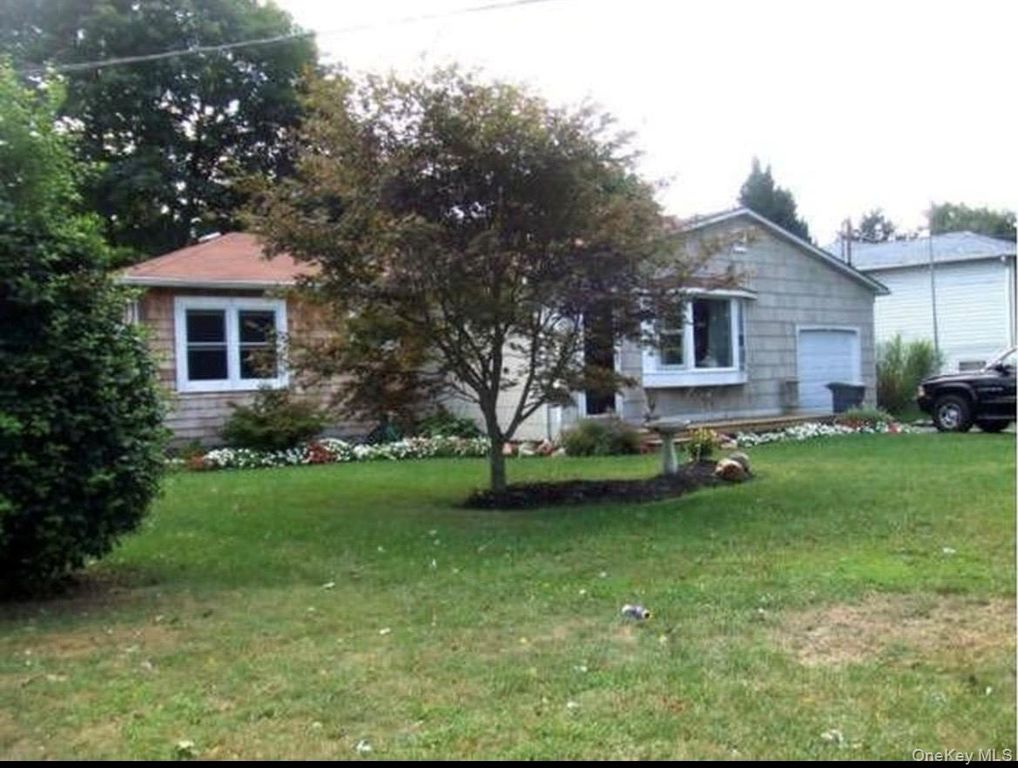 7 Bay Street, Center Moriches, NY 11934