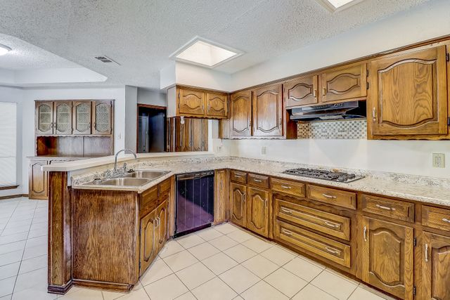 1021 Shadywood Lane, Desoto, TX 75115