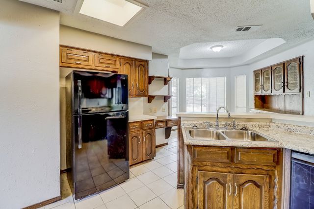 1021 Shadywood Lane, Desoto, TX 75115