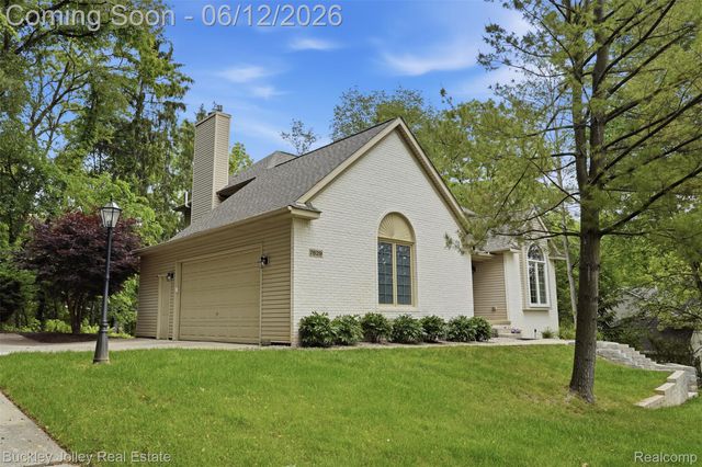 7829 Hillside Lakes Drive, Hamburg Township, MI 48116