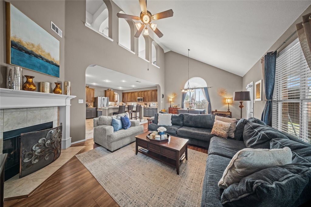 Image 10 of property listing at 656 Memorial Hill Way, Murphy, TX 75094