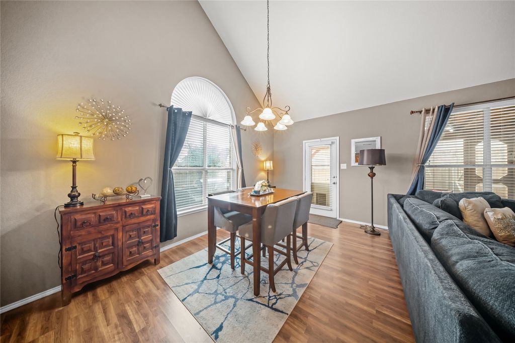 Image 12 of property listing at 656 Memorial Hill Way, Murphy, TX 75094