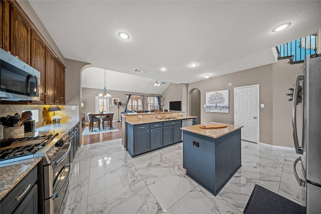 Image 15 of property listing at 656 Memorial Hill Way, Murphy, TX 75094